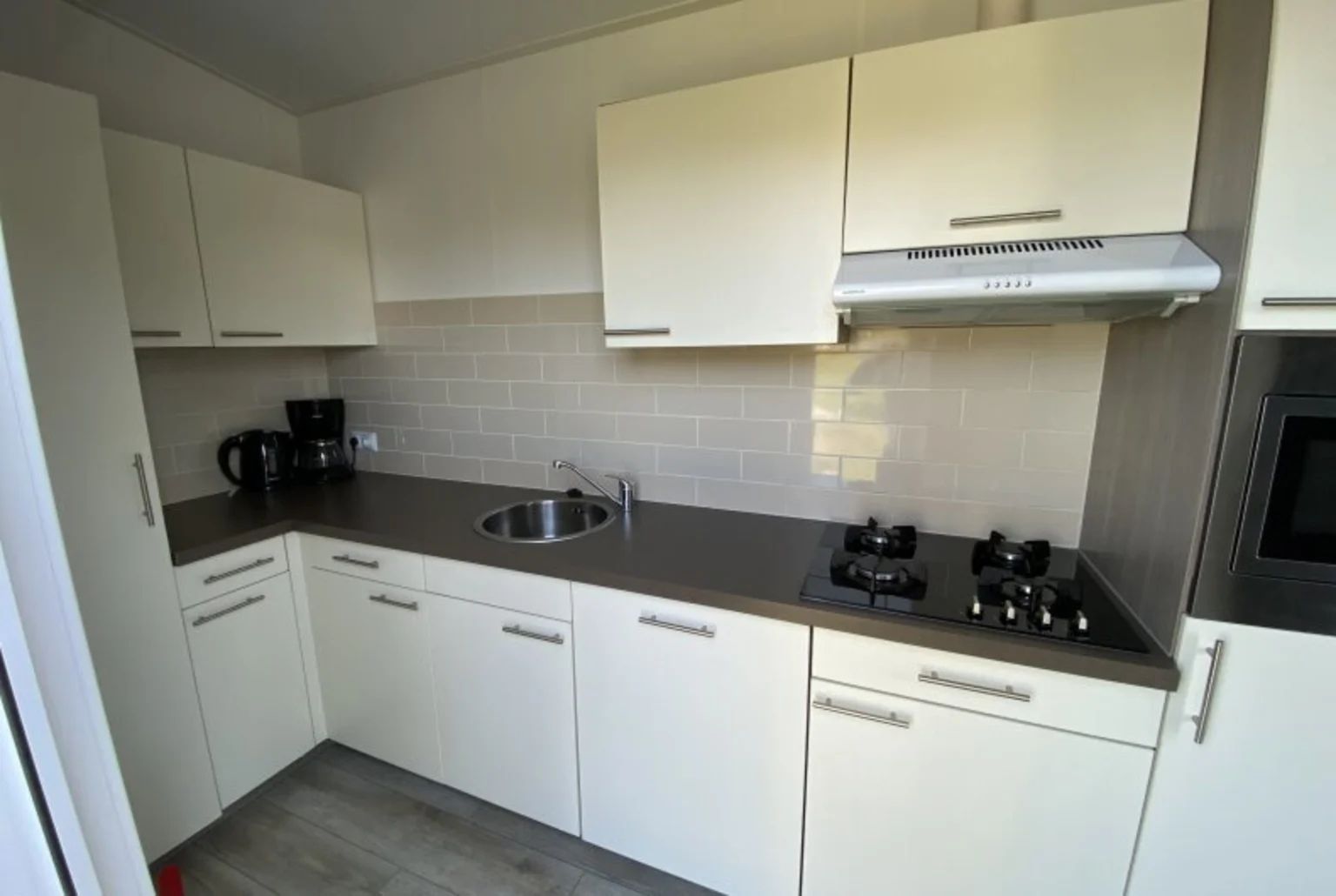 Moderne Kche in freistehendem Haus in Bovenkarspel, Ferienhaus an der IJsselmeerkste, Nordholland, mit stilvoller Einrichtung.