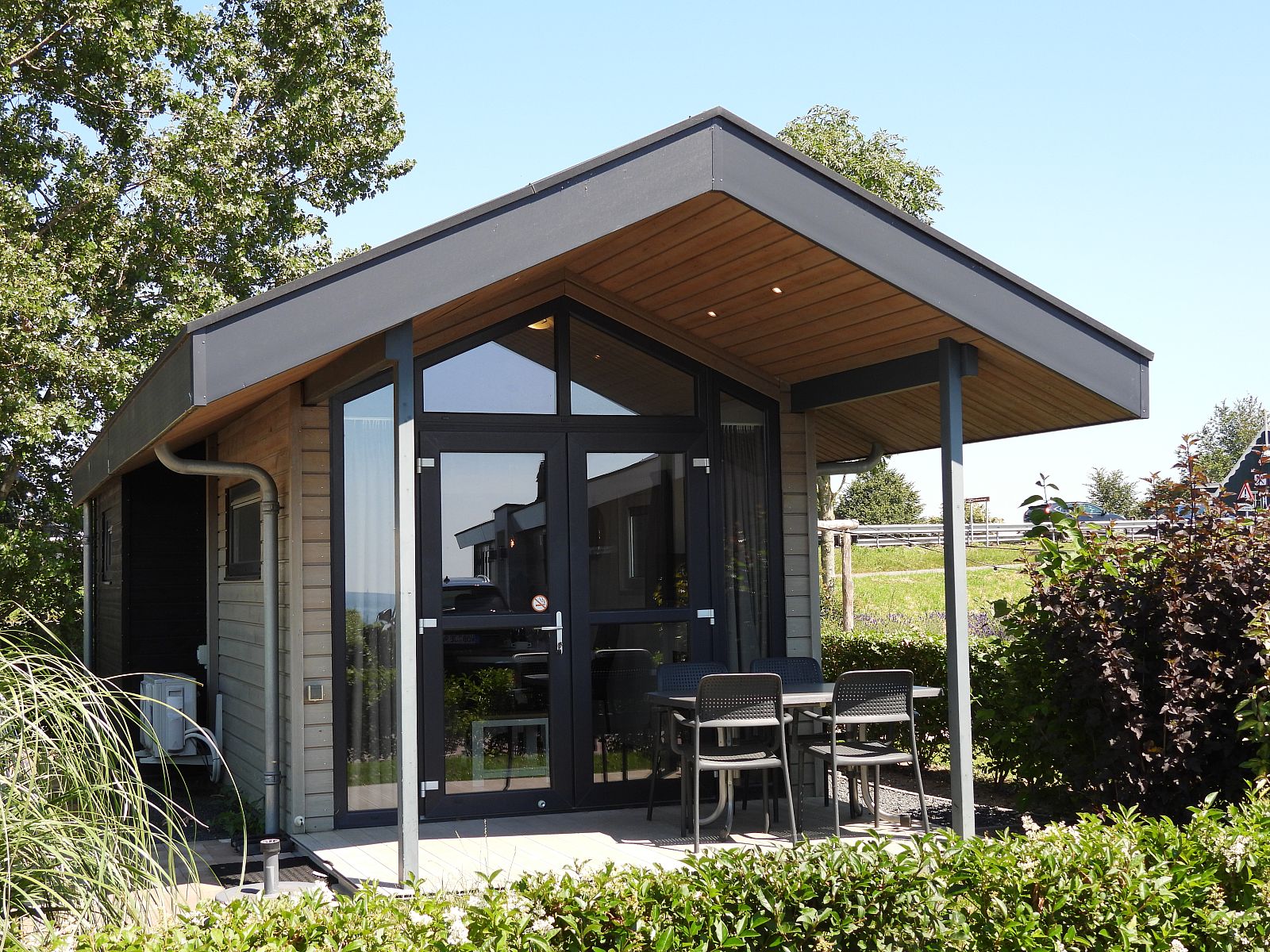 Chalet in EuroParcs Markermeer met moderne veranda, gelegen in Bovenkarspel aan de IJsselmeerkust in Noord-Holland.