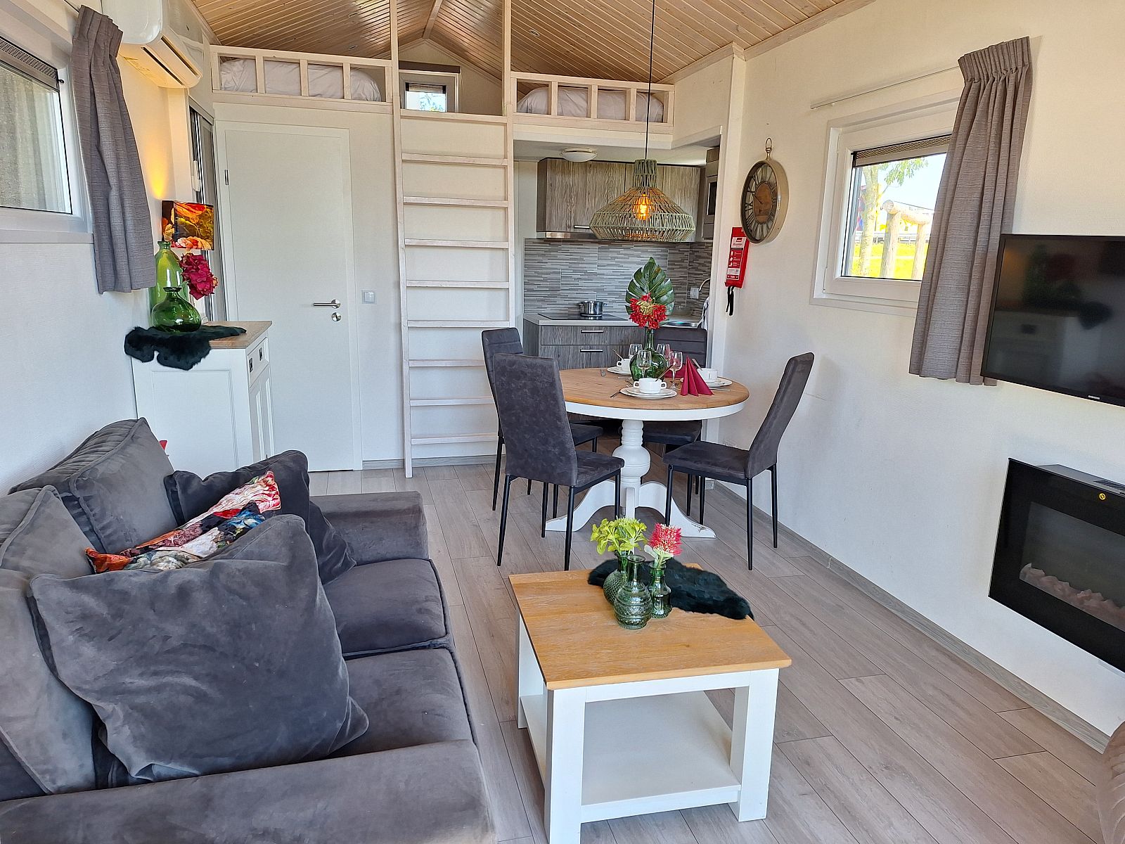 Ruime binnenruimte van Chalet EuroParcs Markermeer, Bovenkarspel, met open keuken en eetgedeelte.