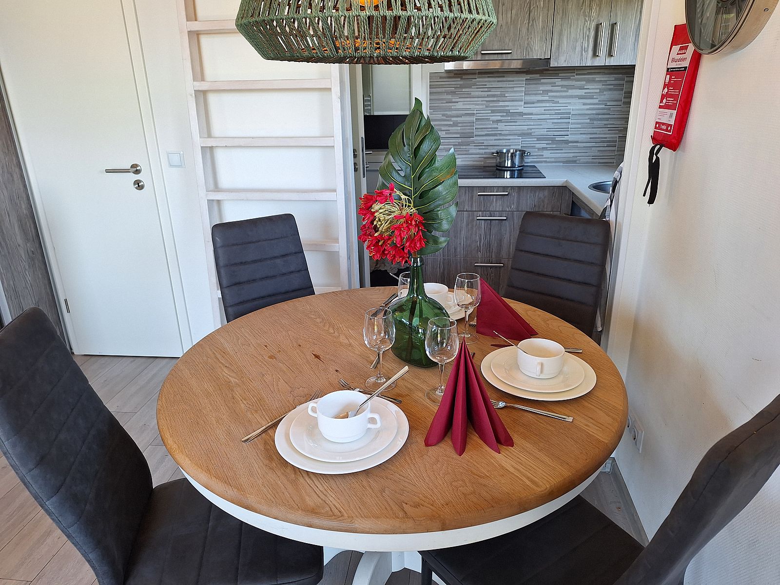 Stijlvolle eethoek in Chalet EuroParcs Markermeer, Bovenkarspel, ideaal voor een gezellige maaltijd.