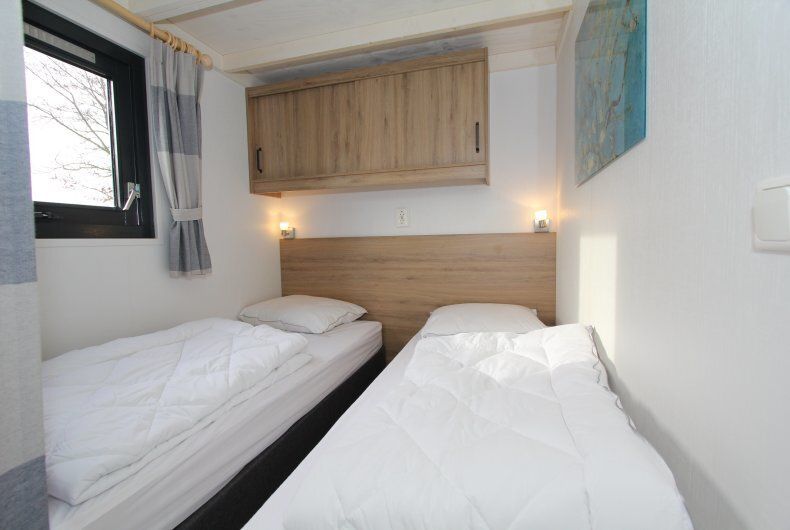 Comfortabele slaapkamer in Chalet EuroParcs Markermeer, Bovenkarspel, met twee eenpersoonsbedden.