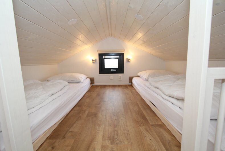 Knusse loft slaapkamer in Chalet EuroParcs Markermeer, Bovenkarspel, perfect voor een goede nachtrust.