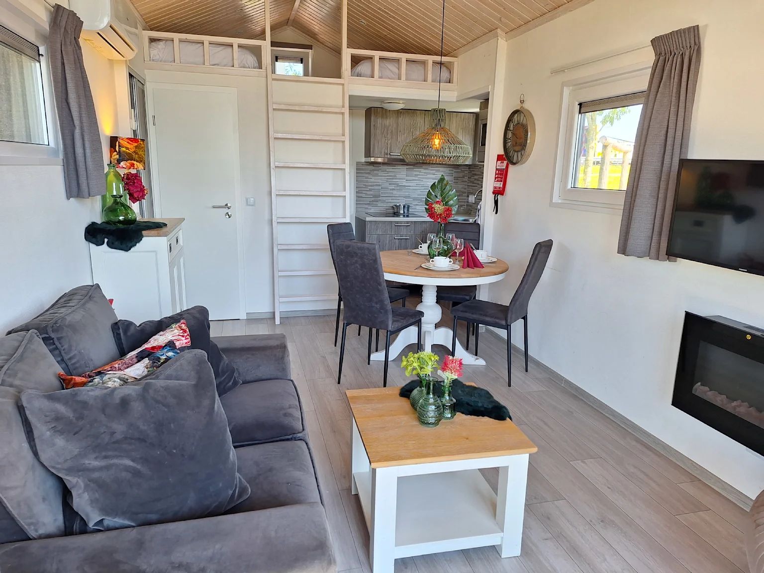 Knusse binnenruimte van Vrijstaande woning in Bovenkarspel, vakantiehuis aan de IJsselmeerkust in Noord-Holland, met moderne keuken en zithoek.