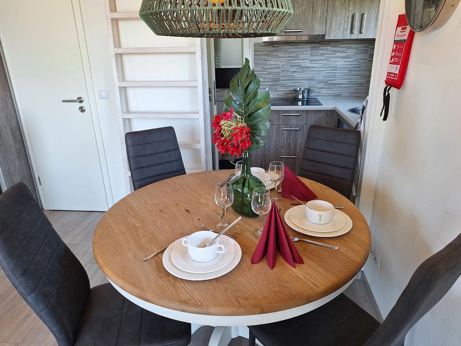 Gezellige eetruimte in de Vrijstaande woning in Bovenkarspel, IJsselmeerkust. Vakantiehuis met stijlvol interieur in Noord-Holland.