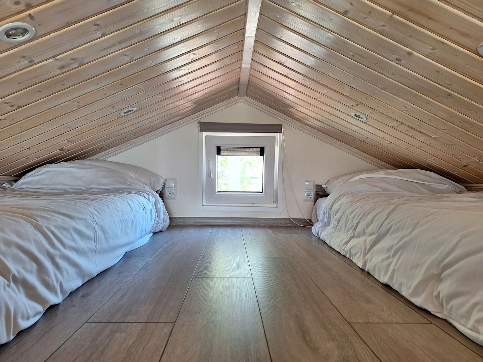 Gezellige zolderkamer met houten dak in Vrijstaande woning in Bovenkarspel, vakantiehuis aan de IJsselmeerkust, Noord-Holland.