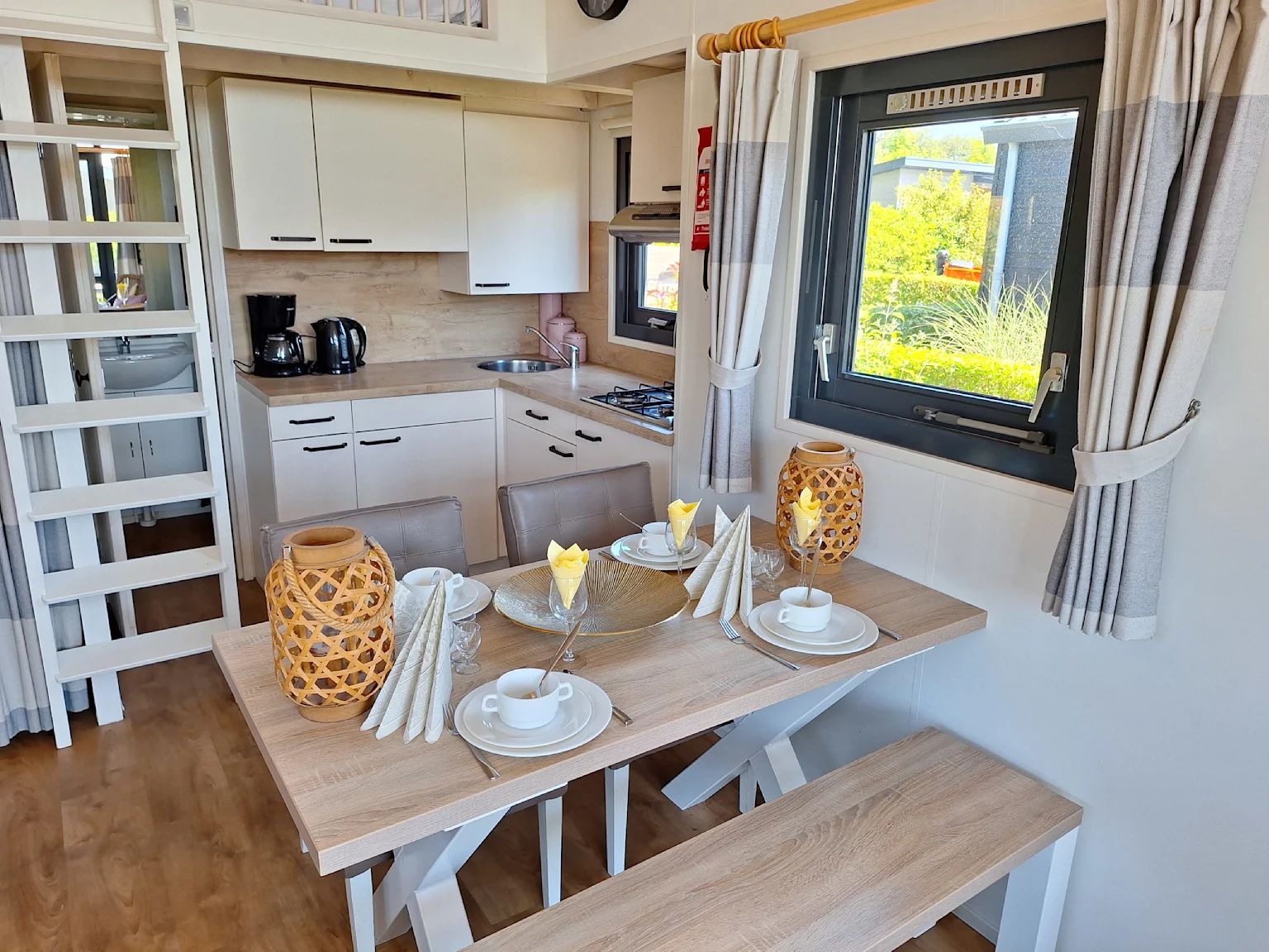 Gemtlicher Essbereich im freistehenden Haus in Bovenkarspel, Ferienhaus an der Kste des IJsselmeers, Nordholland, mit moderner Kche.