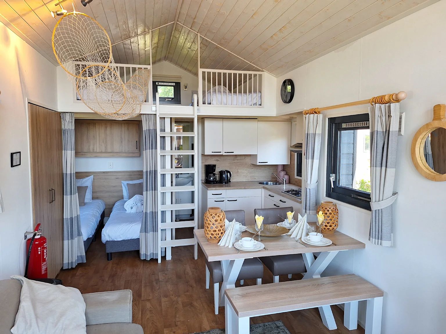 Gemtlicher Innenbereich eines freistehenden Hauses in Bovenkarspel, einem Ferienhaus an der Kste des IJsselmeers in Nordholland mit moderner Kche.