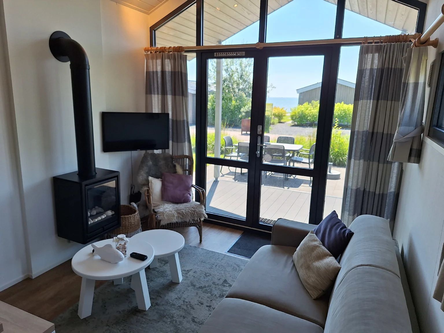 Moderne Kche im freistehenden Haus in Bovenkarspel, Ferienhaus an der IJsselmeerkste, Nordholland, mit Blick auf den Garten.