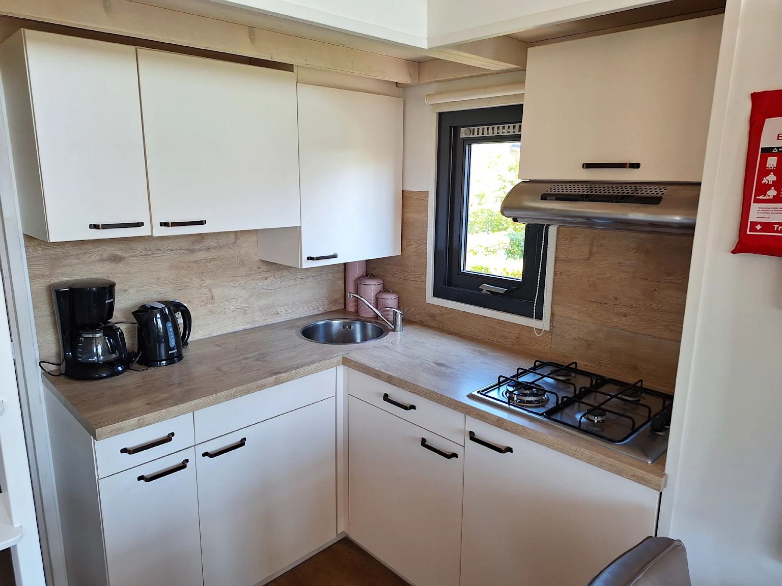 Gemtliches Schlafzimmer in einem freistehenden Haus in Bovenkarspel, an der Kste des IJsselmeers in Nordholland gelegen, mit bequemen Betten.