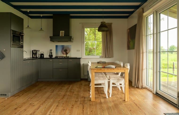 Geniessen Sie die moderne Kueche und den Essbereich im Ferienhaus in Schellinkhout, ideal fuer einen entspannten Aufenthalt an der IJsselmeerkueste.