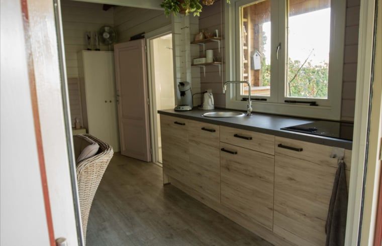 Gemuetliche Kueche im Ferienhaus in Benningbroek, Ferienhaus an der IJsselmeerkueste in Nordholland, mit Holzinterieur und viel Licht.