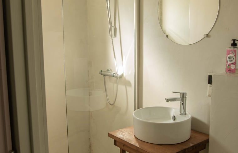 Modernes Badezimmer im Ferienhaus in Benningbroek, einem Ferienhaus an der Kueste des IJsselmeers in Nordholland, mit stilvollem Waschbecken und Dusche.