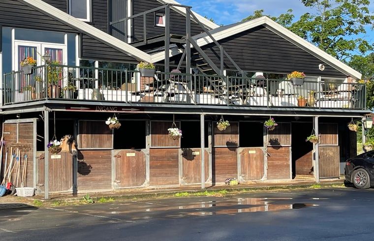Huisje in Kwadijk, ein Ferienhaus in Nordholland, bietet eine schoene Terrasse mit Blick auf die laendliche Umgebung der IJsselmeerkueste.