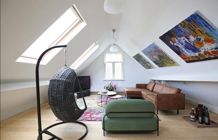Stilvolles Wohnzimmer in Cottage in Kwadijk, Ferienhaus an der IJsselmeerkueste, Nordholland, mit moderner Einrichtung und natuerlichem Licht.