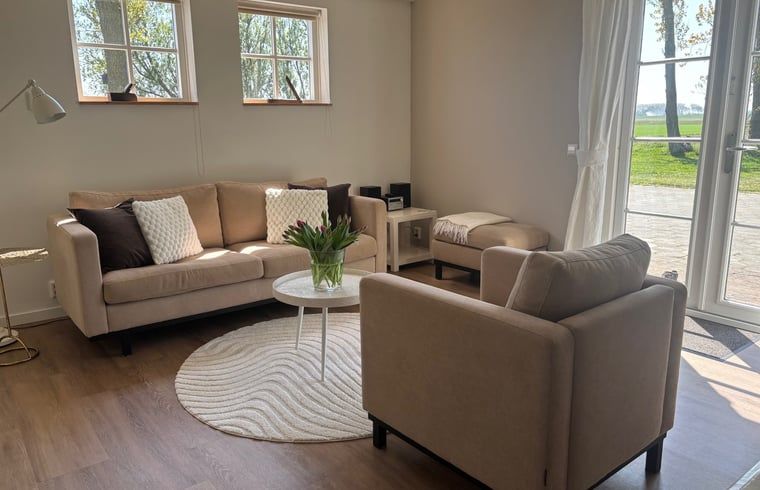 Helles Wohnzimmer in Cottage in Anna Paulowna, Ferienhaus in Nordholland, mit gemuetlicher Sitzecke.