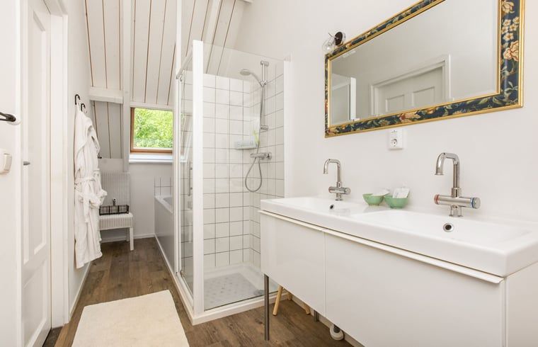Stilvolles Badezimmer mit Doppelwaschbecken in Cottage in Anna Paulowna, Ferienhaus in Nordholland.