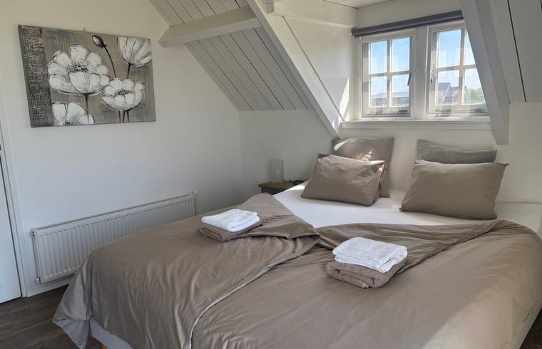 Gemuetliches Schlafzimmer mit Kunstwerken in Cottage in Anna Paulowna, Ferienhaus in Nordholland.