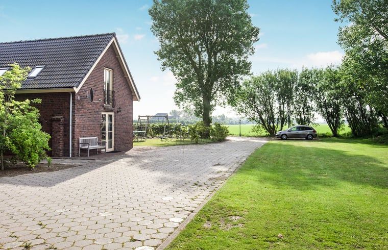 Grosser Garten im Cottage in Anna Paulowna, Ferienhaus in Nordholland, mit Blick auf die Natur.