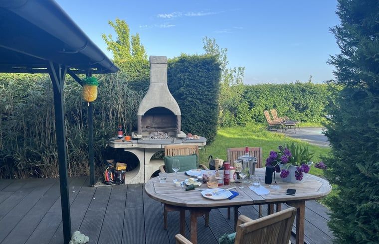 Gemuetliche Terrasse mit Grill im Haus in Anna Paulowna, Ferienhaus in Nordholland.