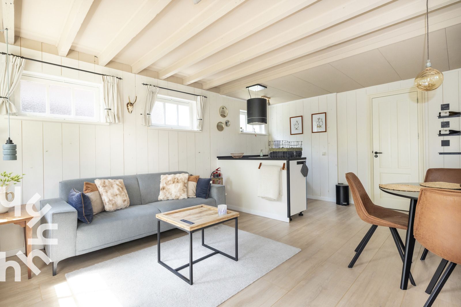 Zonnig terras van NH495 vakantiehuis in Sint-Pancras, Noord-Holland.