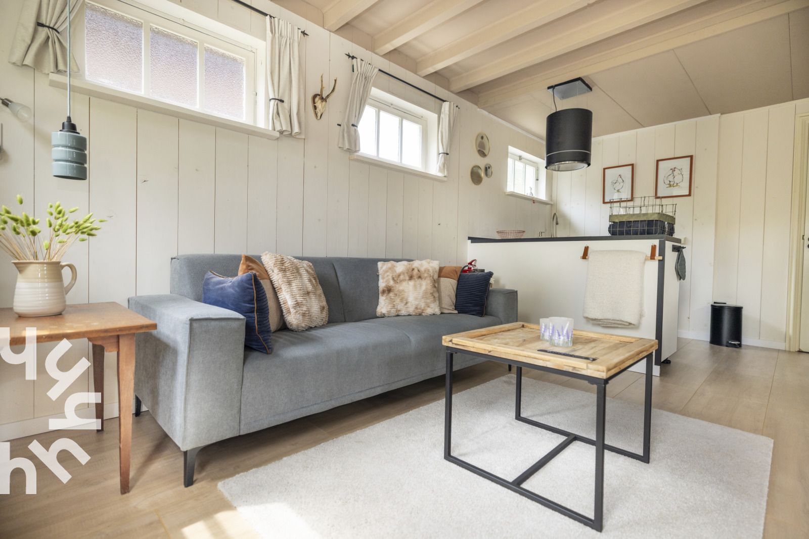 Pittoreske grachten in de omgeving van NH495, Sint-Pancras, Noord-Holland.