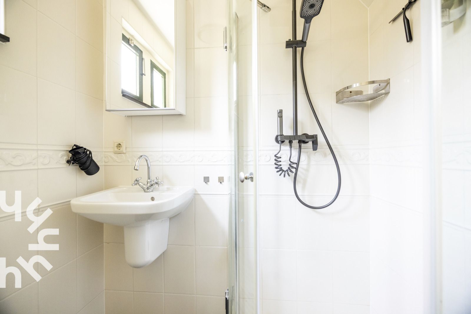 Lichte woonkamer in NH495 vakantiehuis, Sint-Pancras, Noord-Holland.