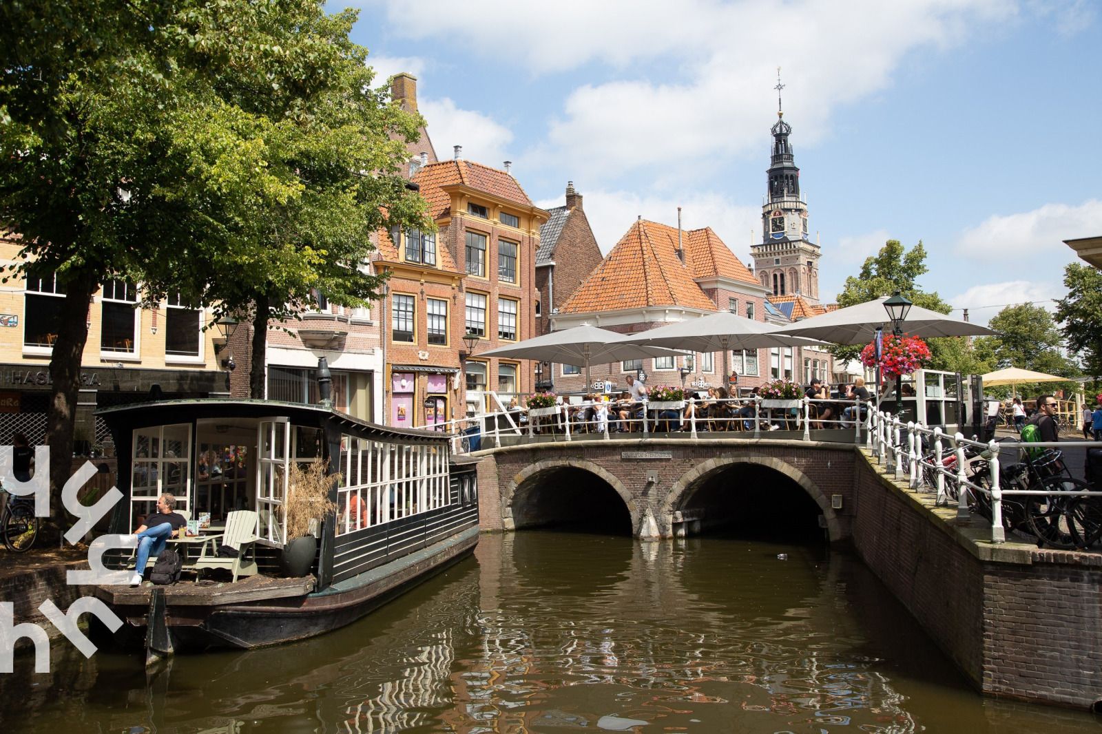 Tuin met parasol bij NH495 vakantiehuis, Sint-Pancras, Noord-Holland.