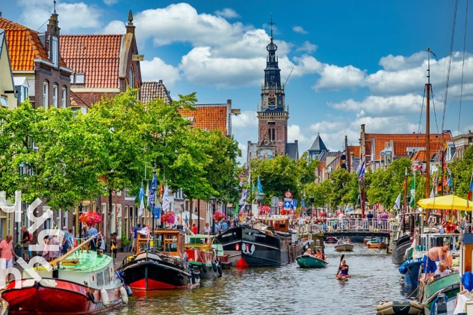 Open woonkamer en keuken in NH495 vakantiehuis, Sint-Pancras, Noord-Holland.