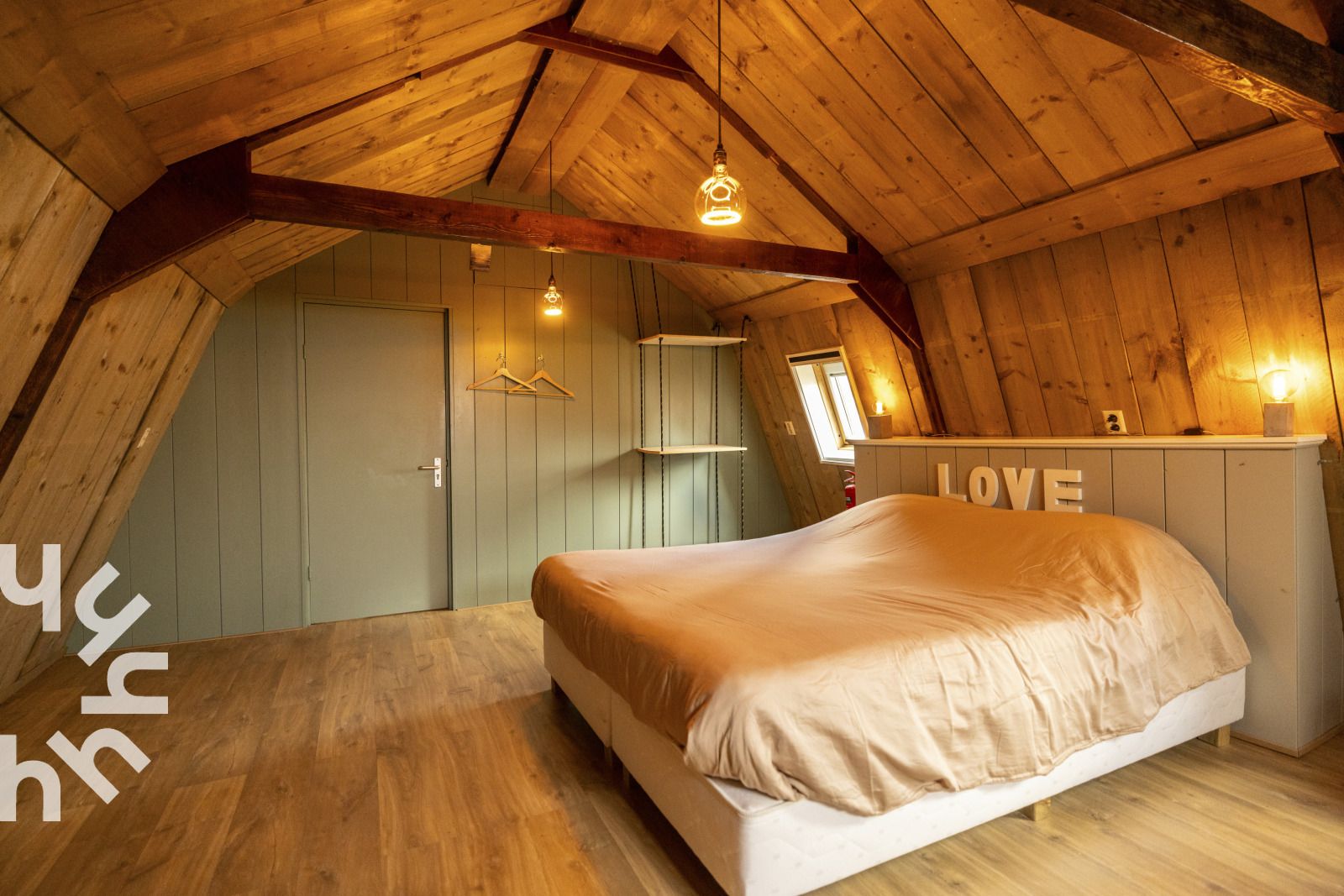 Houten slaapkamer in NH495 vakantiehuis, Sint-Pancras, Noord-Holland.