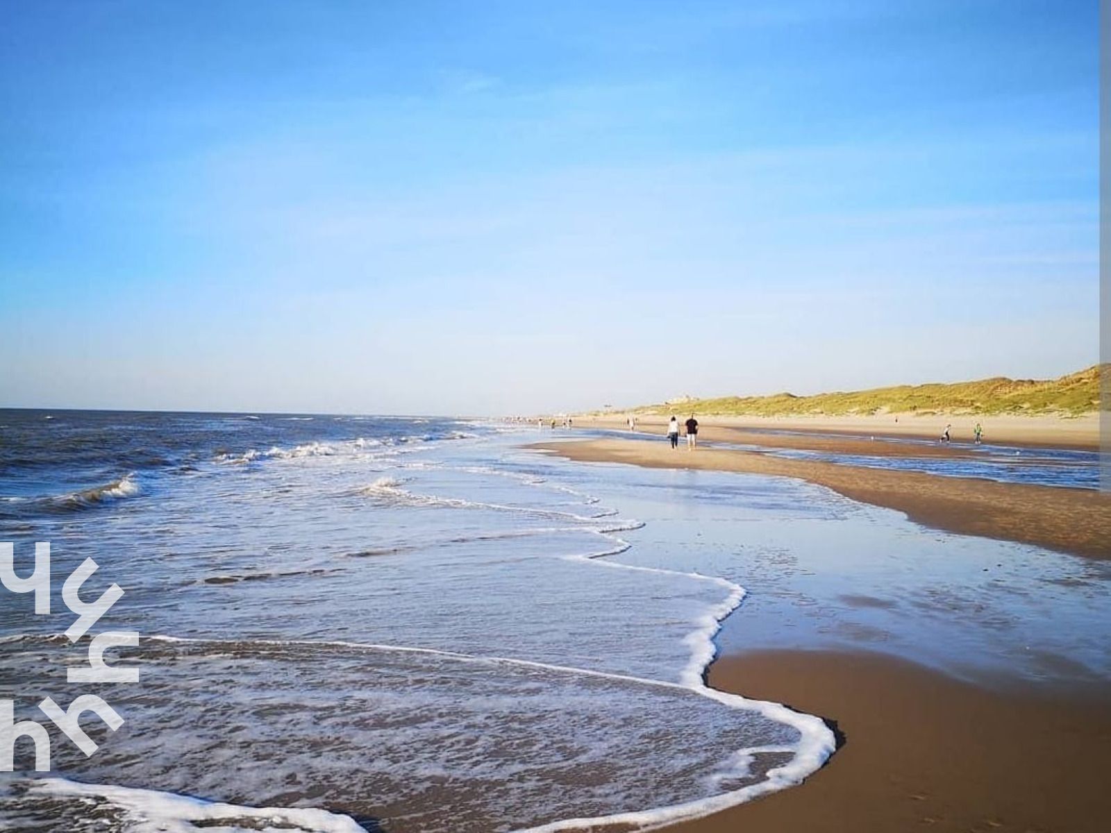 Terras aan het water in de buurt van NH495, Sint-Pancras, Noord-Holland.