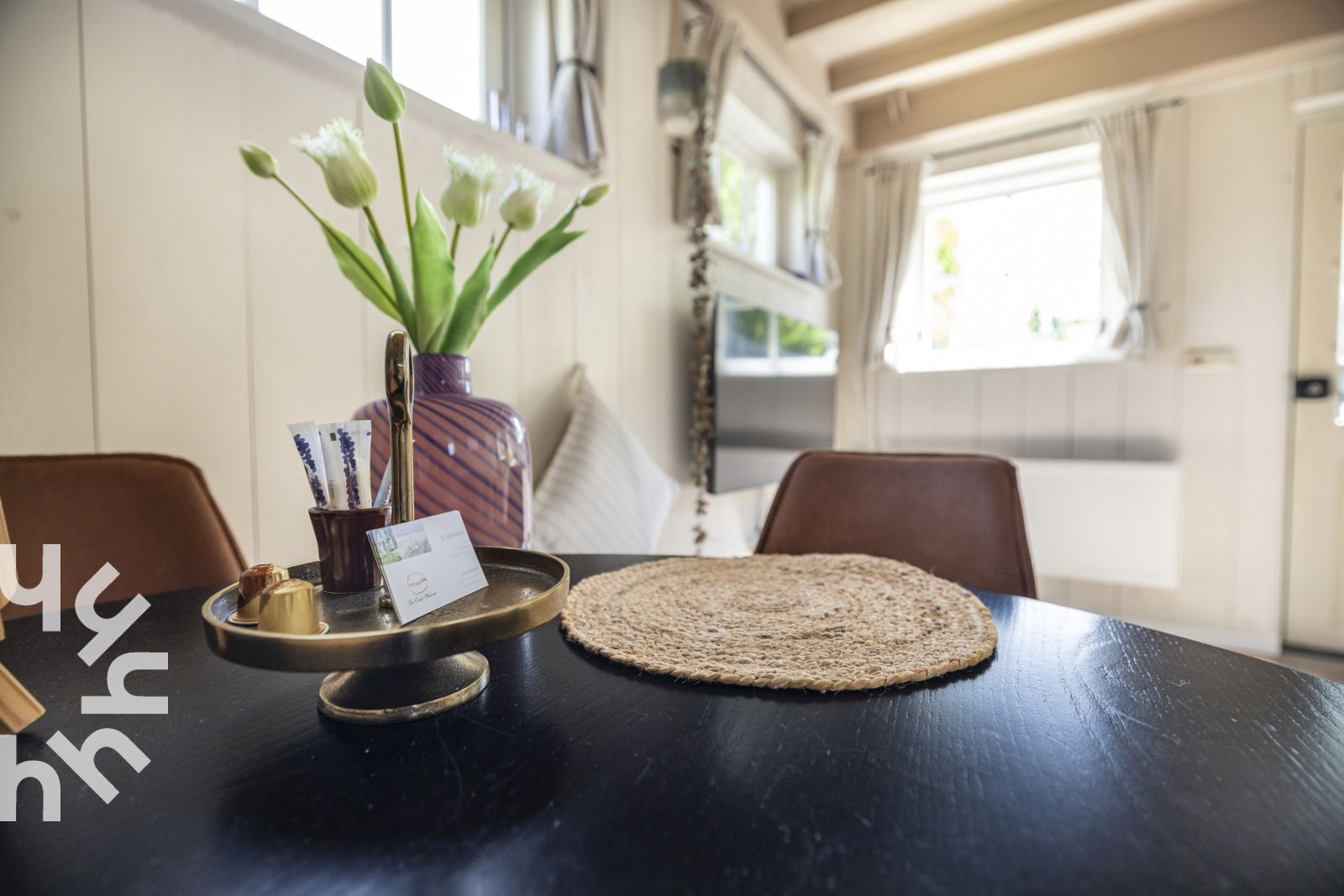 Eethoek met wijnrek in NH495 vakantiehuis, Sint-Pancras, Noord-Holland.