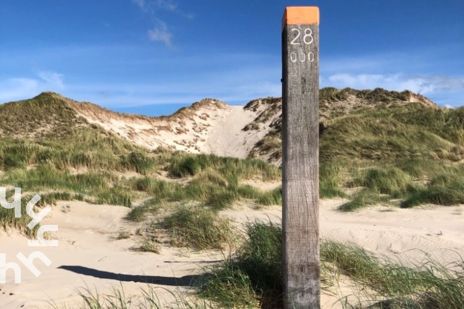 Luftaufnahme des NH392 Ferienhauses in Schoorl, Nordholland mit Terrasse.