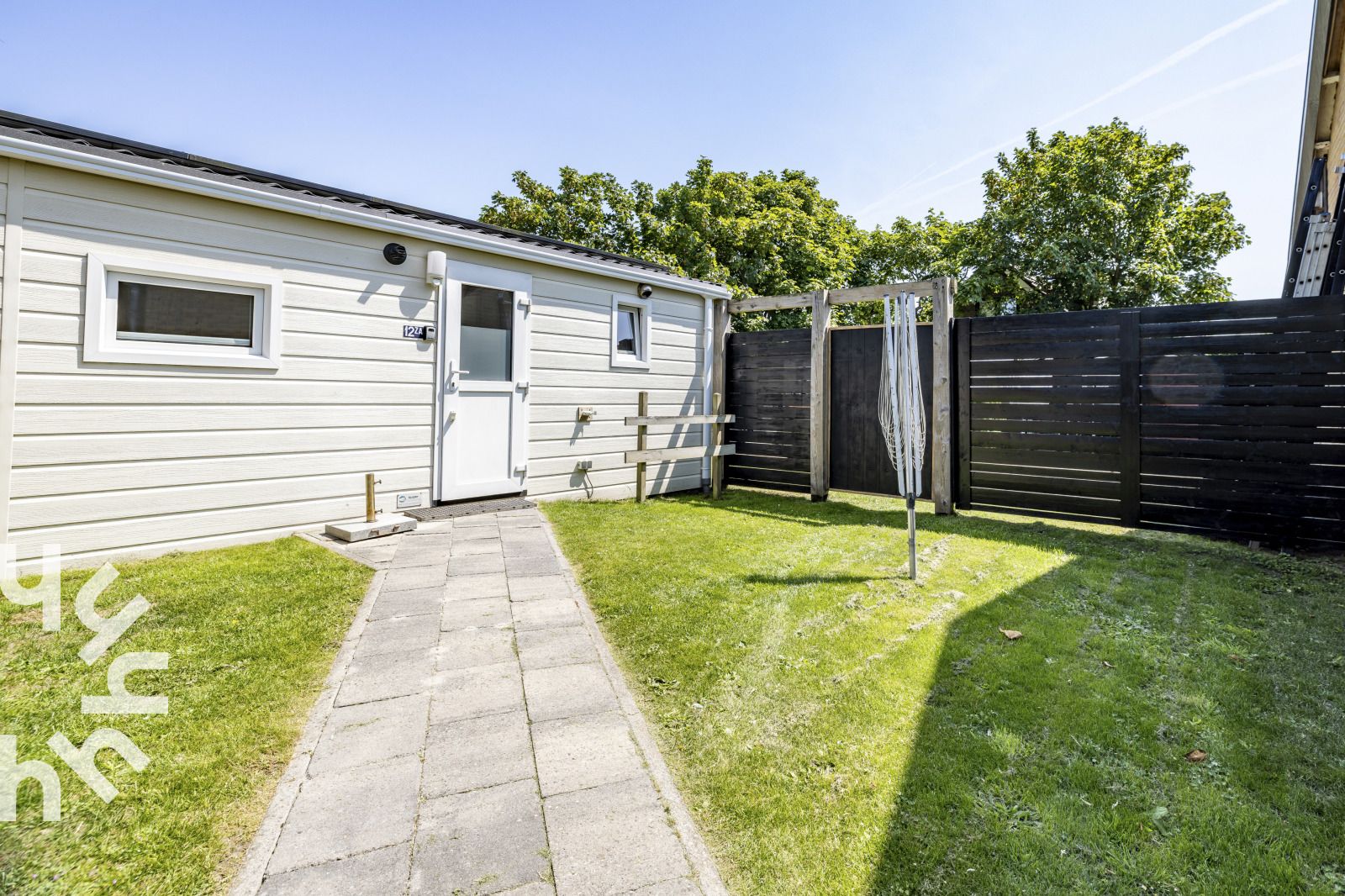 Wohnzimmer des Ferienhauses NH392 in Schoorl, Nordholland mit bequemen Sofas.