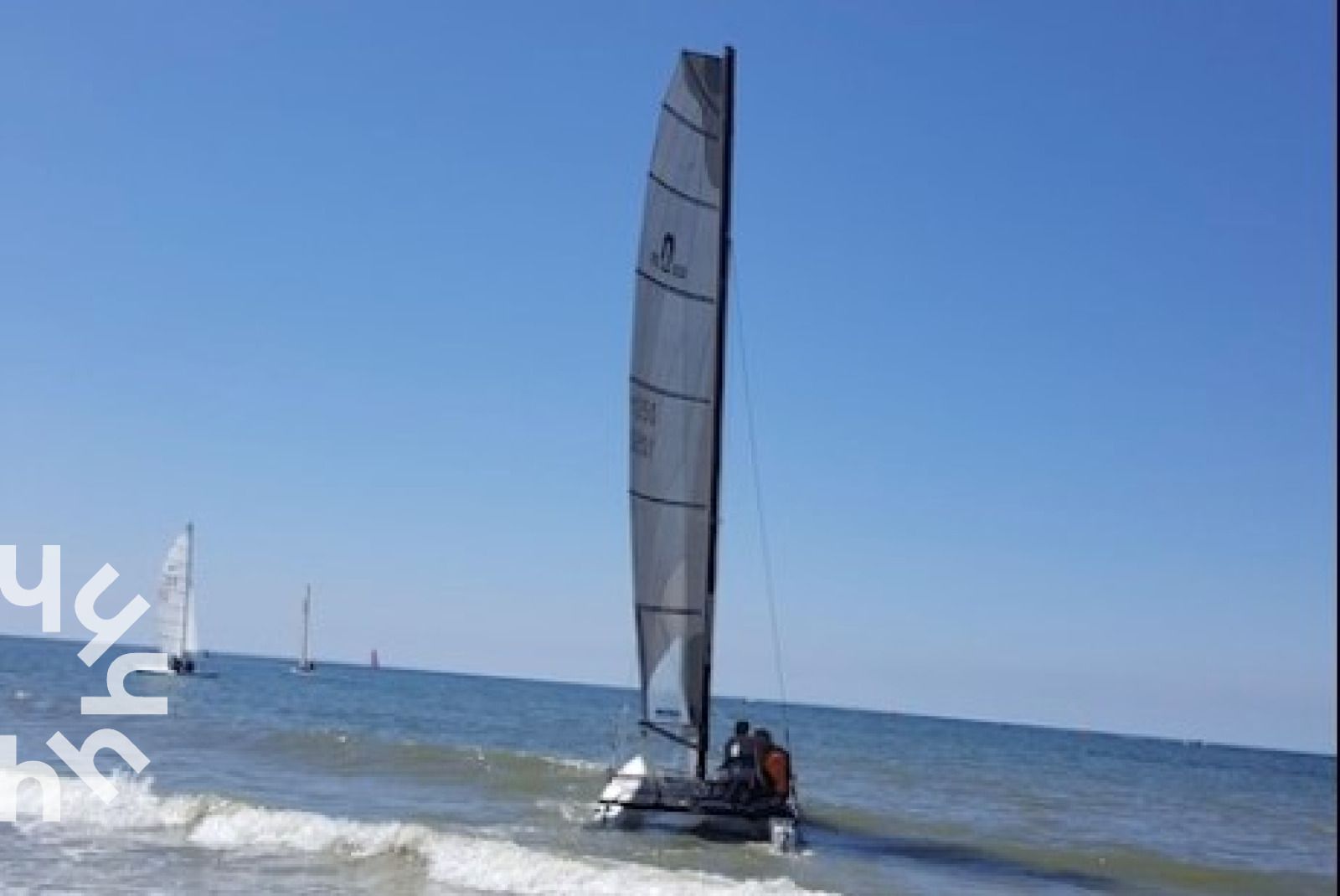Offene Terrasse des Ferienhauses NH392 in Schoorl, Nordholland mit Sitzgelegenheit.