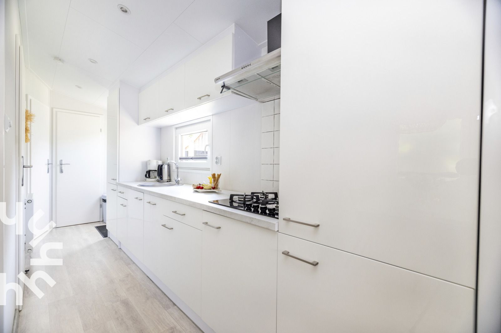 Esstisch im Ferienhaus NH392 in Schoorl, Nordholland, mit Blumen.