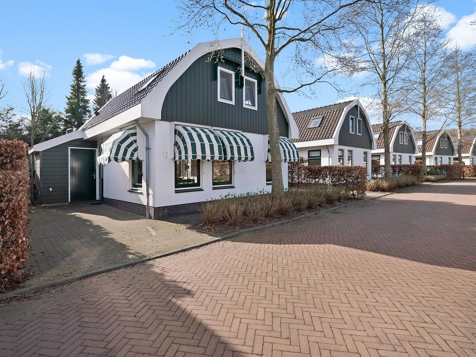 Koningshoeve 6 personen in Schoorl, Noord-Holland, vakantiehuis met charmante gevel en rustige omgeving.