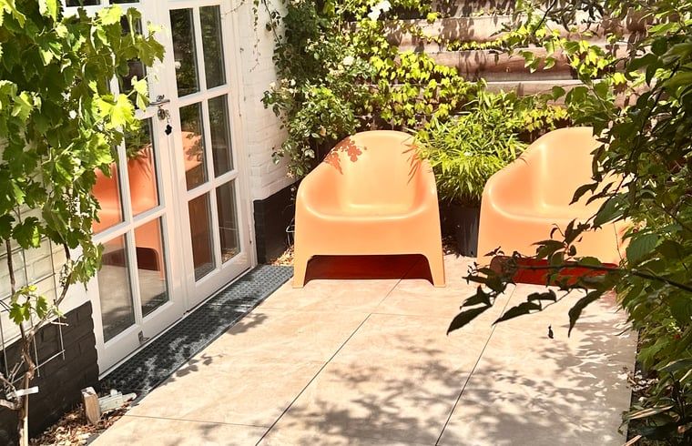 Gruener Garten im Ferienhaus in Schoorl, Nordholland Nord, Nordholland, ideal zum Entspannen in der Natur.