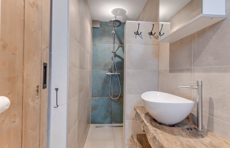 Stilvolles Badezimmer mit begehbarer Dusche im Ferienhaus in Schoorl, Nordholland Nord, Nordholland.
