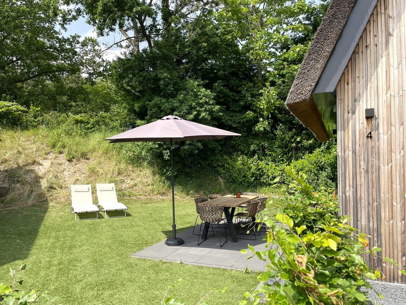 Back of the 6-person Dune Lodge with Charging Point in Schoorl, North Holland. Vacation home with modern design and nature.
