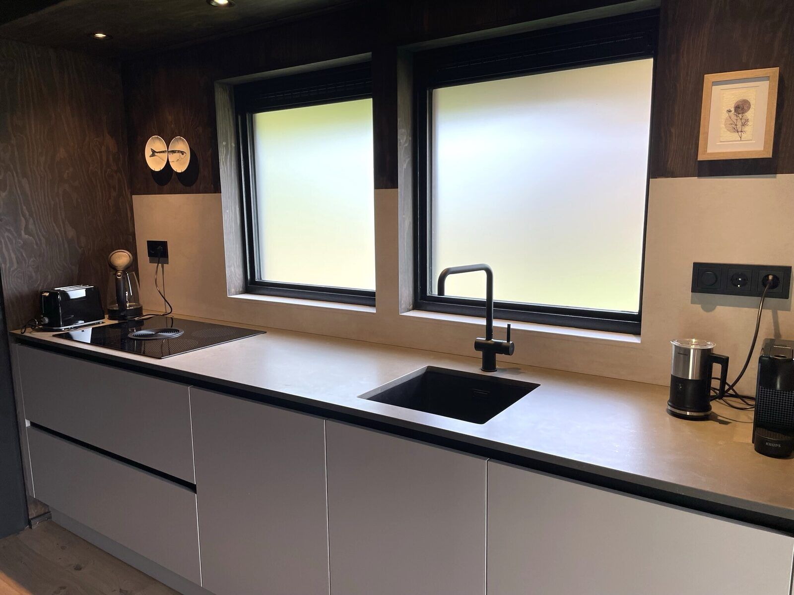 Details of the kitchen in the 6-person Dune Lodge with Charging Point in Schoorl, North Holland. Luxury and functionality in one.