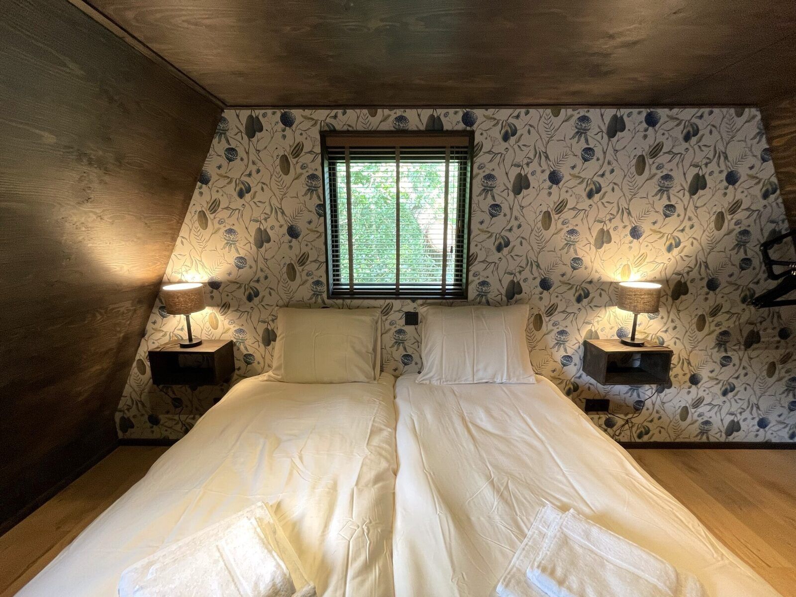 Bathroom of the 6-person Dune Lodge with Charging Point in Schoorl, North Holland. Modern facilities for a luxurious stay.