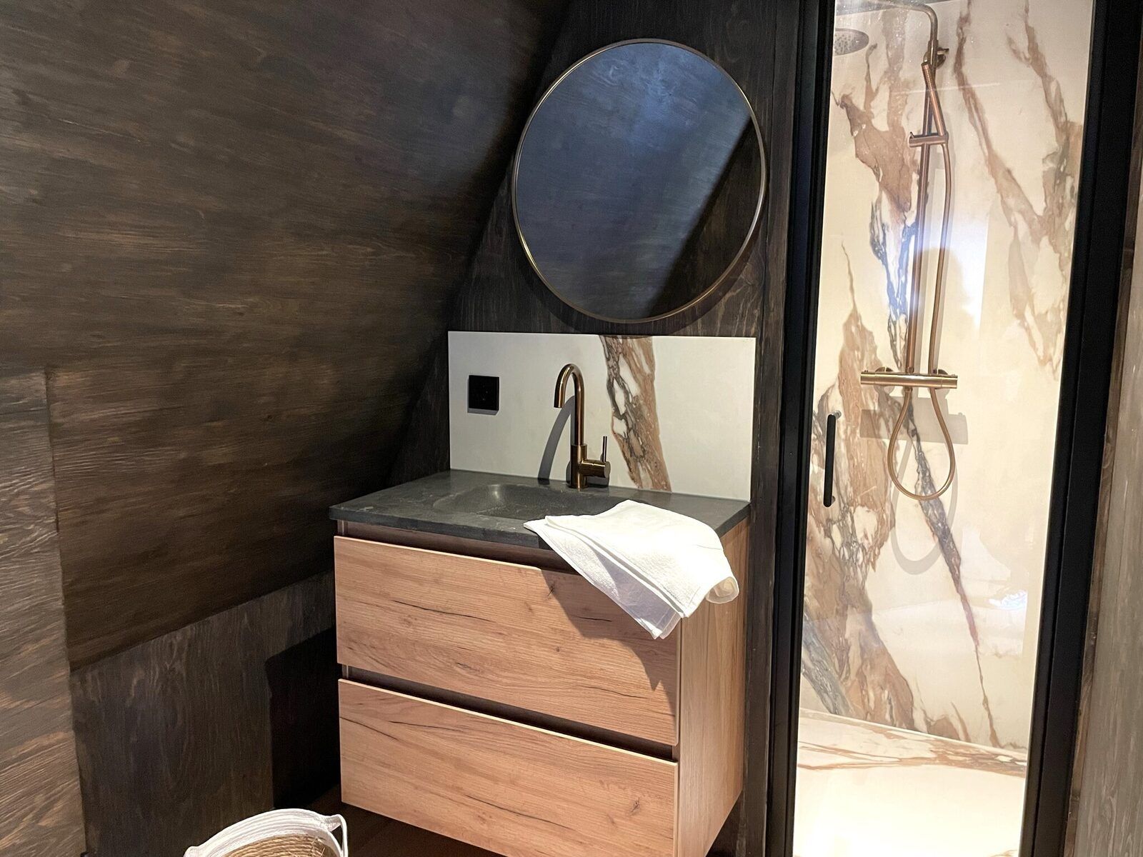 Third bedroom in the 6-person Dune Lodge with Charging Point in Schoorl, North Holland. Ideal for a relaxing vacation.