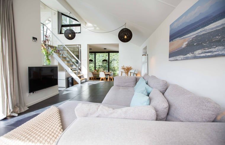 Gezellig terras van Huisje in Schoorl met bloeiende tuin in Noord-Holland noord.