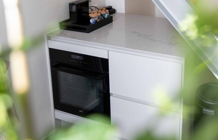 Lichte woonkamer in Huisje in Schoorl, ideaal vakantiehuis in Noord-Holland noord.