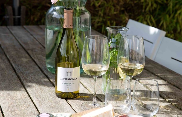 Moderne keuken en trap naar slaapkamer in Huisje in Schoorl, Noord-Holland noord.