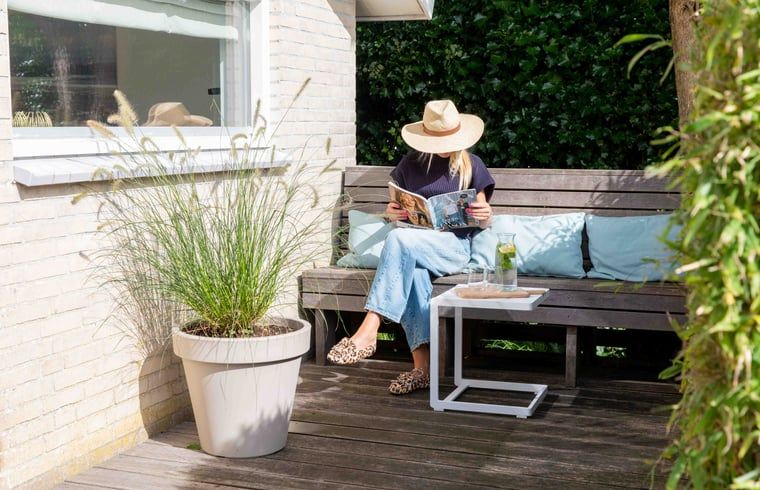Luxe badkamer met inloopdouche in Huisje in Schoorl, Noord-Holland noord.