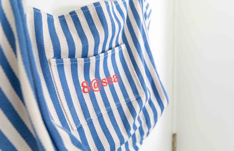 Gezellige eethoek met uitzicht op de natuur in Huisje in Schoorl, Noord-Holland noord.