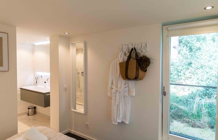 Buitendouche naast het vakantiehuis Huisje in Schoorl, Noord-Holland noord.