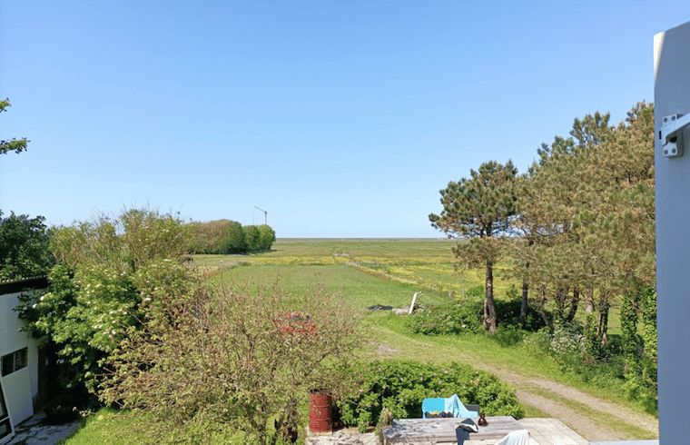 Gemuetliche Sitzecke mit Blick auf den Garten in Cottage in Schoorl, Ferienhaus in Nordholland Nord.