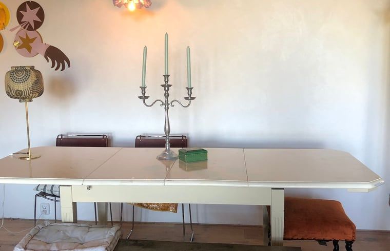 Stilvolles Esszimmer mit Kandelaber in Haus in Schoorl, Ferienhaus in Nordholland Nord.